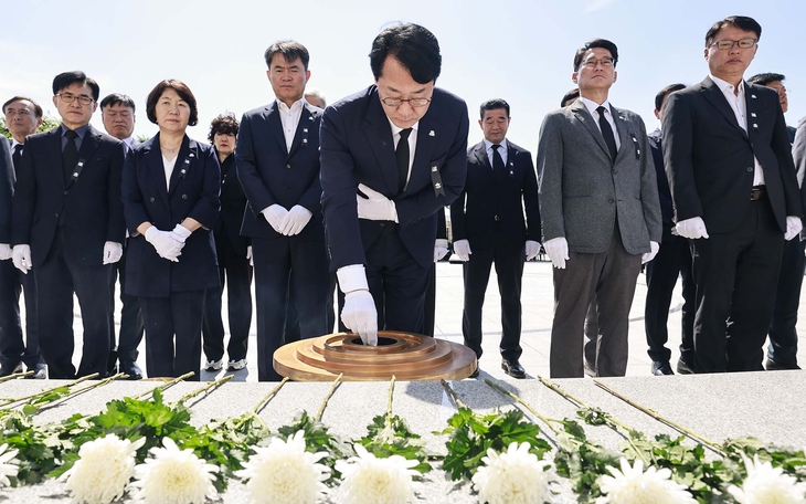정명근 화성시장이 6일 현충일 추념식에 참석해 순국선열과 호국영령을 기리며 분향하고 있다. 제공=화성시