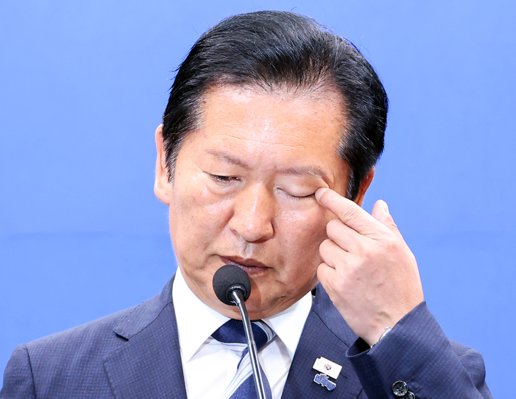 눈 만지는 정청래 총괄상임선대위원장