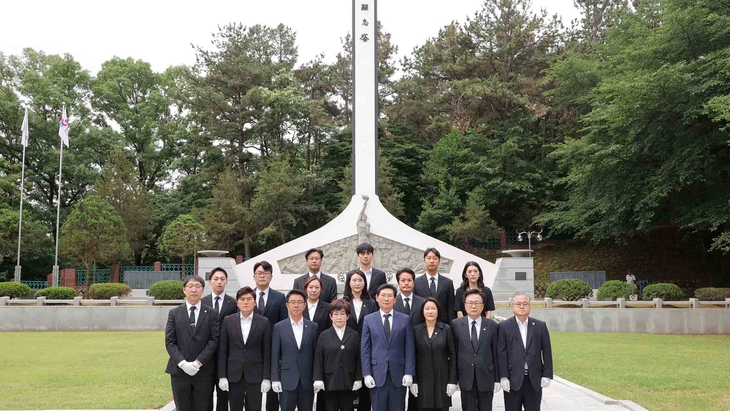 ▲ 이상일 용인시장이 5일 현충탑 참배를 시작으로 시정 운영에 본격적으로 복귀했다. 제공=용인시