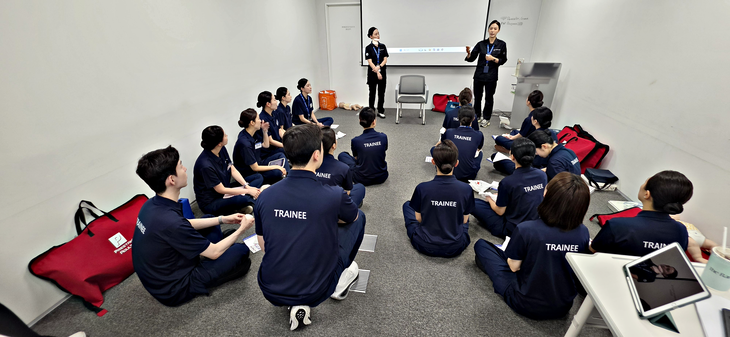 파라타항공 교관이 심폐 소생술(CPR) 교육을 진행하고 있다. 사진=박규빈 기자