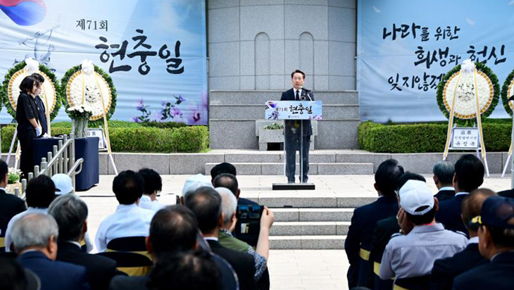 ▲ 유정복 인천광역시장이 6일 수봉공원 현충탑에서 열린 '제71회 현충일 추념식'에서 추념사를 하고 있다. 제공=인천시