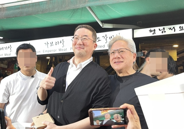 젠슨 황 엔비디아 CEO(오른쪽)와 구광모 LG그룹 회장이 5일 서울 마포구에 있는 한 식당에서 '삼소 회동'을 한 뒤 기념 촬영을 하고 있다. 사진=박지성