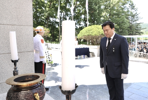 임병책 시흥시장 6일 제71회 현충일 추념식 묵념