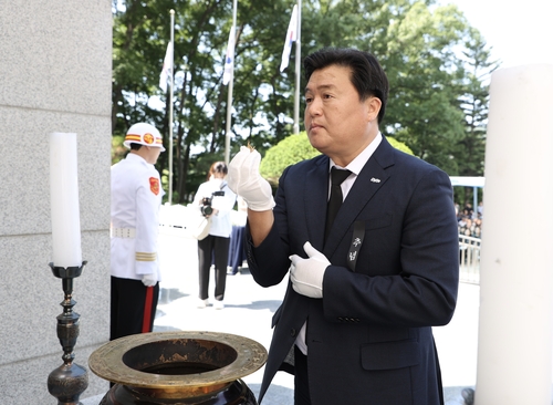 임병책 시흥시장 6일 제71회 현충일 추념식 분향