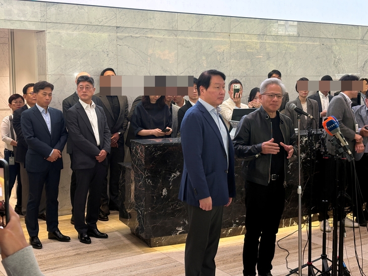 8일 오전 서울 종로구 SK서린사옥에서 열린 기자간담회에서 젠슨 황 엔비디아 CEO(오른쪽)와 최태원 SK그룹 회장이 발언하고 있다. 사진=정승현 기자.
