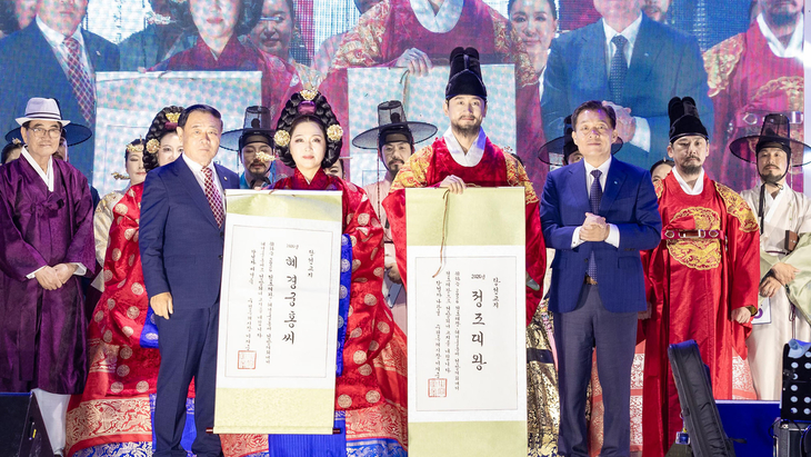 (왼쪽부터) 이재식 수원특례시의회 의장, 혜경궁홍씨 역 배경숙씨, 정조대왕 역 나광열씨, 이재준 수원특례시장이 기념촬영을 하고 있다. 제공=수원시
