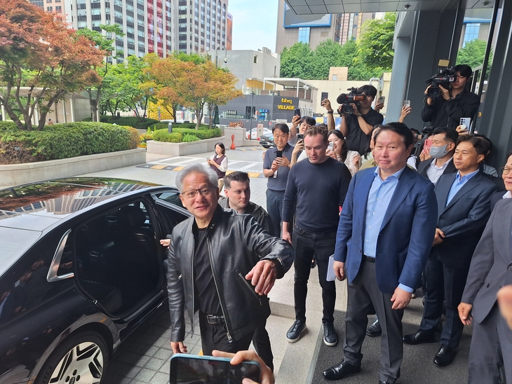 젠슨 황 엔비디아 CEO가 8일 오전 서울 종로구에 위치한 SK서린사옥에서 기자 간담회를 마친 뒤 차량에 탑승하고 있다. 사진=여헌우 기자.