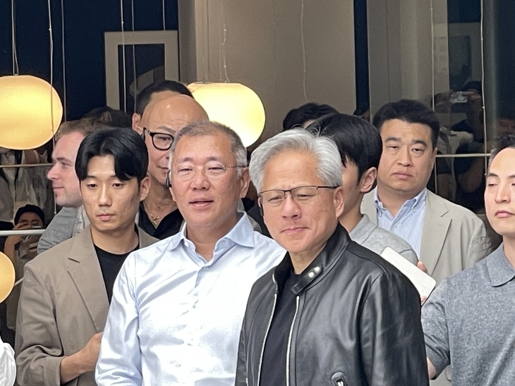 젠슨 황 엔비디아 최고경영자(CEO)가 정의선 회장과 함께 서울 양재동 현대자동차그룹 본사 1층 로비를 둘러보고 있다. 사진=박지성 기자