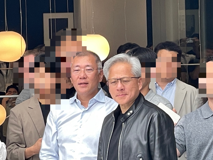 젠슨 황 엔비디아 최고경영자(CEO)가 정의선 회장과 함께 서울 양재동 현대자동차그룹 본사 1층 로비를 둘러보고 있다. 사진=박지성 기자