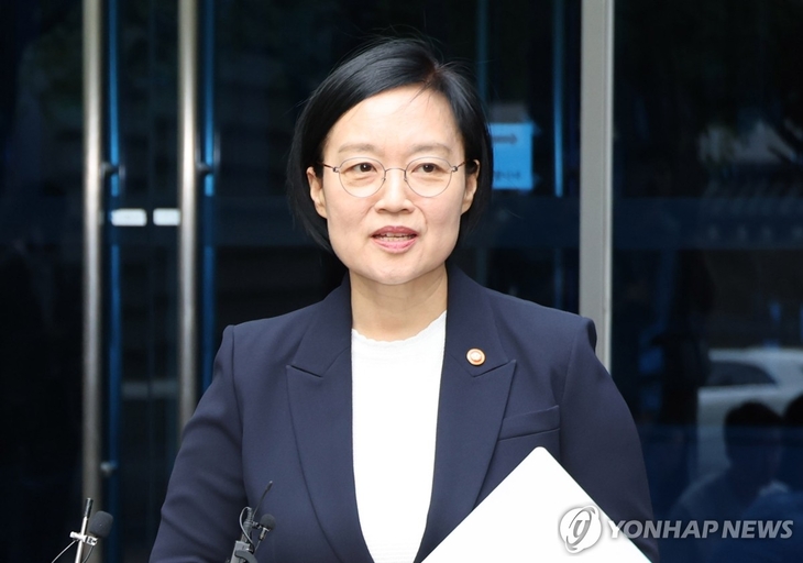 한성숙 국무총리 후보자가 8일 서울 종로구 통의동 금융감독원 연수원에 마련된 인사청문회 준비 사무실로 출근하며 취재진 질문에 답하고 있다.