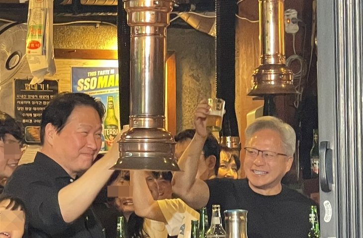 젠슨 황 엔비디아 CEO(오른쪽)와 최태원 SK그룹 회장이 5일 서울 마포구에 있는 한 식당에서 '삼소회동'을 하며 건배하고 있다. 사진=박지성 기자