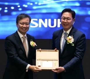 서울대병원 19대 김영태 병원장이 20대 백남종 병원장에게 병원 직인 및 열쇠를 전달하고 있다. 사진=서울대병원