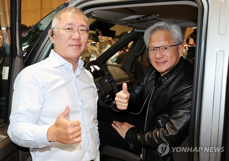 8일 서울 서초구 현대자동차그룹 양재 사옥을 찾은 젠슨 황 엔비디아 CEO(오른쪽)가 정의선 현대차그룹 회장과 기념촬영을 하고 있다.
