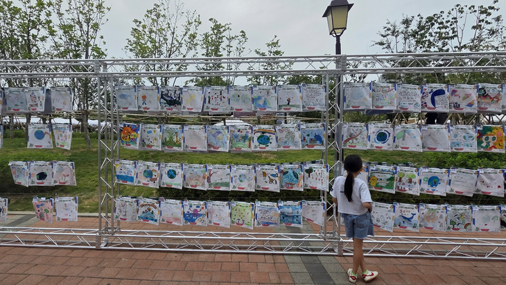 화성특례시 환경의 날 행사 '환타지 화성'에서 어린이 환경 그림그리기 대회 작품이 전시돼 있다