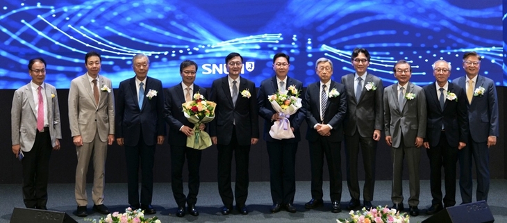 왼쪽부터 오정훈 상임감사, 김성균 서울대치과병원장, 성상철 전 병원장, 김영태 전 병원장, 유홍림 서울대 총장, 백남종 병원장, 박용현 전 병원장, 임