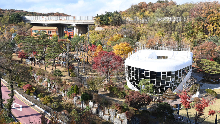 세계 최초 변기모양 화장실 문화 전시관 해우재. 제공=수원시