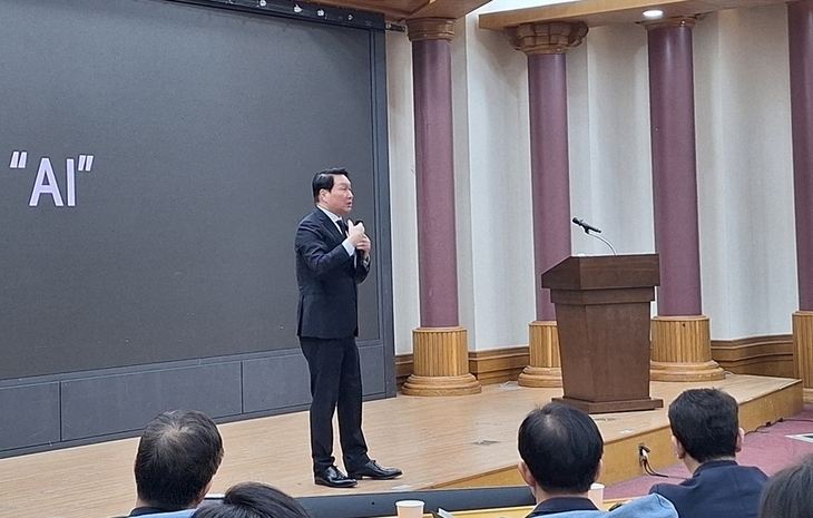 최태원 SK그룹 회장이 지난 4월28일 서울 여의도 국회 의원회관에서 열린 '미-중 AI 기술 패권 속 대한민국 성장전략' 세미나에 참석해 특별강연을 하