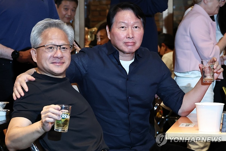 젠슨 황 엔비디아 CEO(왼쪽)와 최태원 SK 회장이 7일 서울 강남구 깐부치킨 삼성점에서 맥주를 마시고 있다.