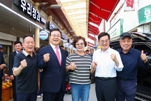김성제 의왕시장(왼쪽 두번째)-김동연 경기도지사(왼쪽 네번째) 8일 의왕도깨비시장 아케이드 설치 현장 방문