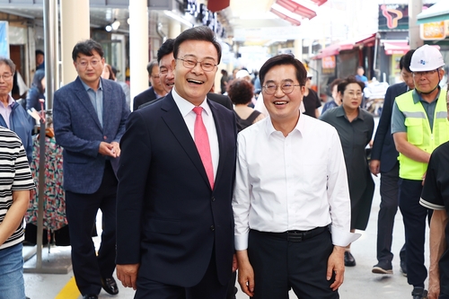 김성제 의왕시장-김동연 경기도지사(오른쪽) 8일 의왕도깨비시장 아케이드 설치 현장 방문