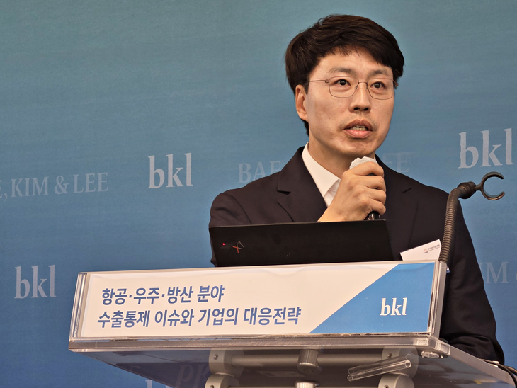 양찬 한국방위산업진흥회 책임 연구원이 최신 항공·국방 수출 이슈에 대해 소개하고 있다. 사진=박규빈 기자