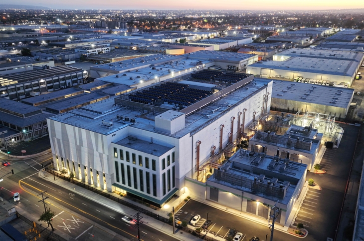 US-DATA-CENTERS-PROLIFERATE-AND-CAUSE-CONTROVERSY