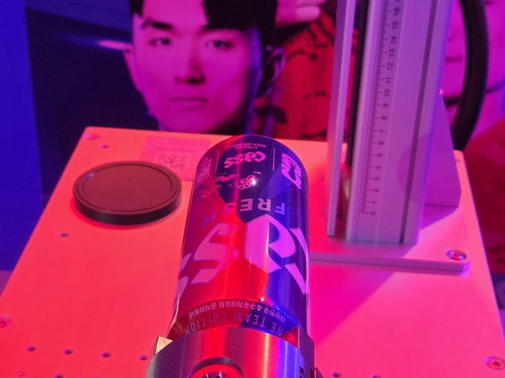 맥주 캔에 대한민국 축구 대표팀 선수들의 사인을 각인하고 있다.