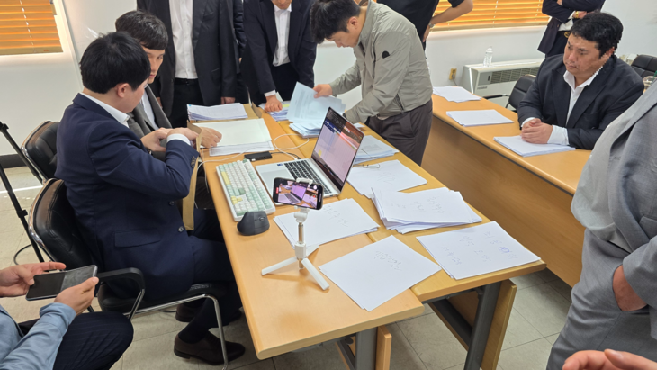 11일 대구 달성군 논공읍에서 열린 대호에이엘 임시 주주총회 현장. 이날 오후 3시 30분경 임시 주총장에서 회사측 관계자(사진상 좌측)와 주주측(우측)