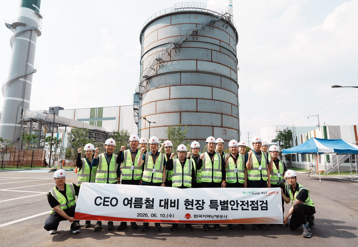 청주지사 축열조 공사현장 현장안전경영에 나선 한국지역난방공사 하동근 사장(왼쪽에서 여섯번째)이 직원들과 단체사진을 촬영하고 있다..jpg
뷰어