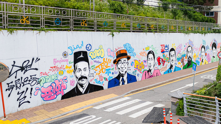 수원 매향여자정보고 외벽에 조성된 독립운동 그래피티 벽화. 제공=수원시