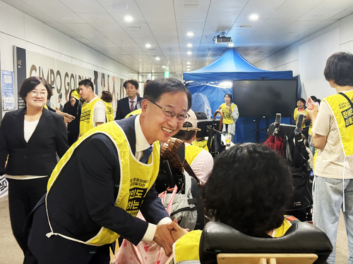 이기형 김포시장 당선인, 채신덕 인수위원장, 김계순 인수위원, 김철환 대변인이 11일 장애인단체 농성 현장 찾아 소통