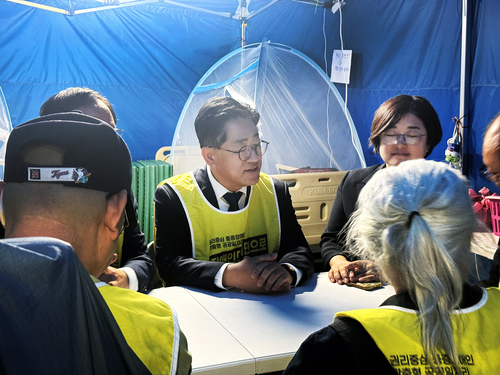 이기형 김포시장 당선인, 채신덕 인수위원장, 김계순 인수위원, 김철환 대변인이 11일 장애인단체 농성 현장 찾아 소통