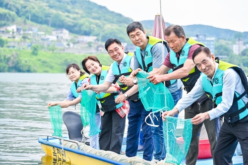 양평군 11일 남한강 수역에 참게 치어 방류 행사 개최