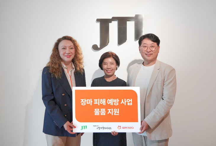 서울 종로구 소재 JTI코리아 본사에서 열린 '장마 피해 예방 사업 물품 전달식'에서 JTI코리아 이리나 리 사장과 서울역쪽방상담소 유호연 소장, 해피