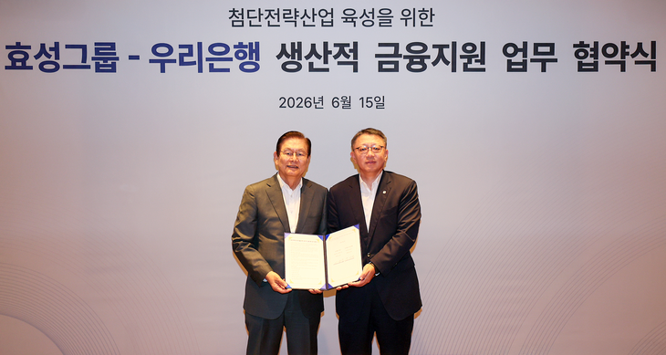 15일 서울 마포구 효성그룹 본사에서 정진완 우리은행장(오른쪽)과 이상운 효성그룹 부회장.