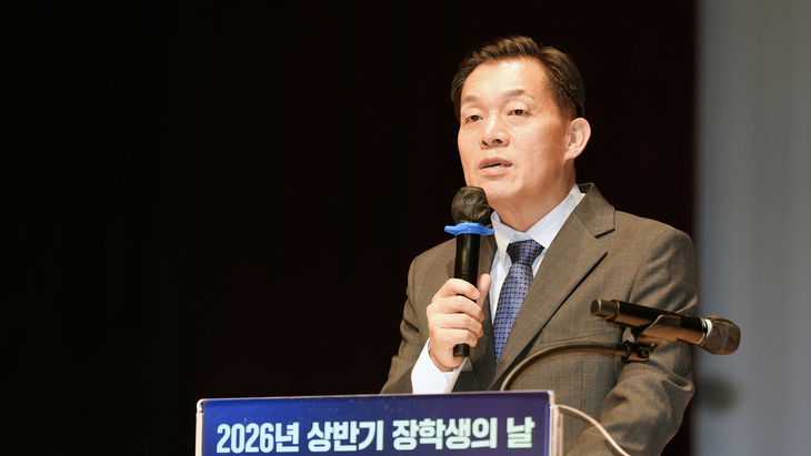 이재준 수원시장이 '2026년도 상반기 장학생의 날' 행사에서 인사말을 하고 있다. 제공=수원시