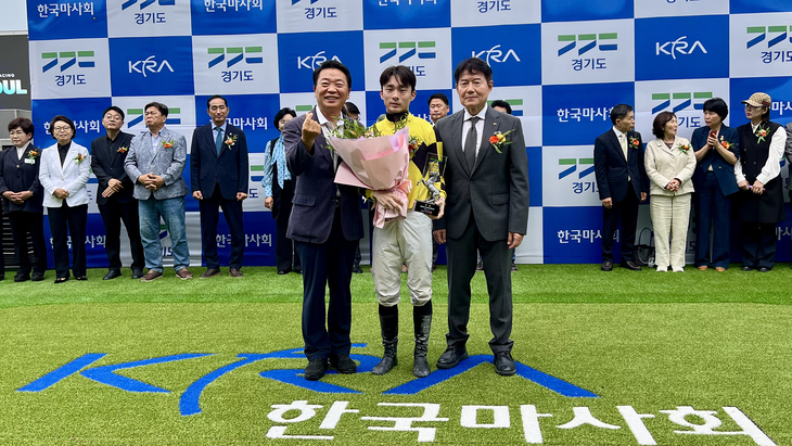 방성환 도의원(왼쪽). 제공=경기도의회