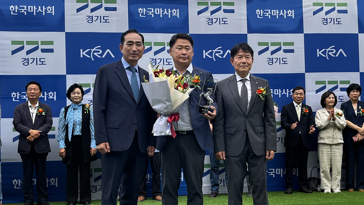 김창식 도의원(왼쪽). 제공=경기도의회
