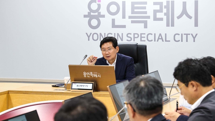 이상일 용인시장이 15일 간부회의에서 반다비 체육센터 건립의 당위성을 설명하고 있다. 제공=용인시