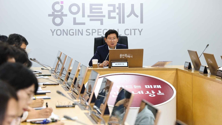 이상일 용인시장이 15일 시청 영상회의실에서 용인르네상스 2.0 추진기획단이 로드맵을 잘 만들어줄 것을 주문하고 있다. 제공=용인시