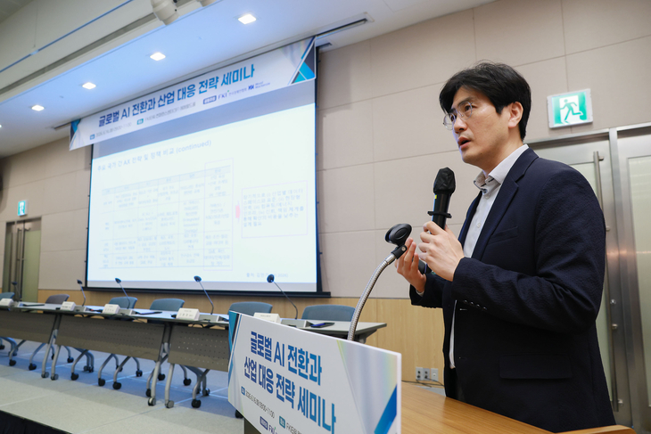 김민기 카이스트 경영전문대학원장이 16일 서울 여의도 FKI타워 컨퍼런스센터에서 열린 '글로벌 AI 전환과 산업 대응 전략 세미나'에 참석해 주제발