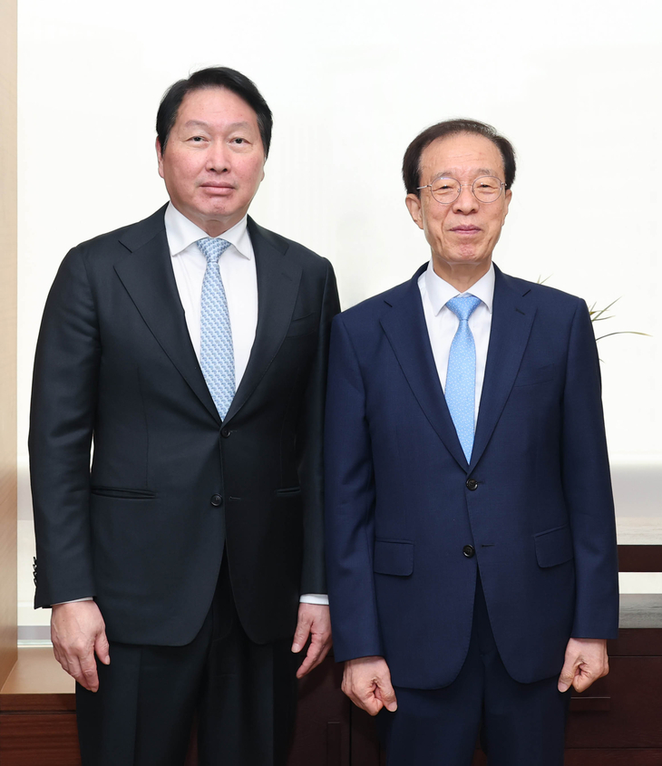 17일 서울 중구 대한상의 회관에서 만난 최태원 대한상의 회장(왼쪽)과 이석연 국민통합위원회 위원장이 기념촬영을 하고 있다.