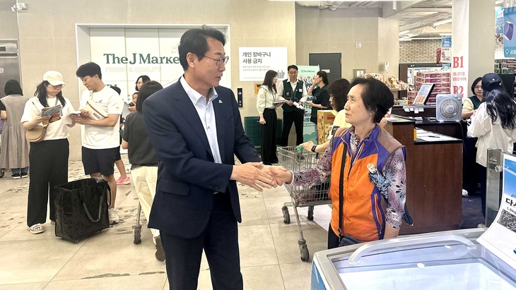 정명근 화성시장이 종량제 봉투 판매소를 찾은 시민과 인사를 나누며 이용 불편 사항을 청취하고 있다. 제공=화성시