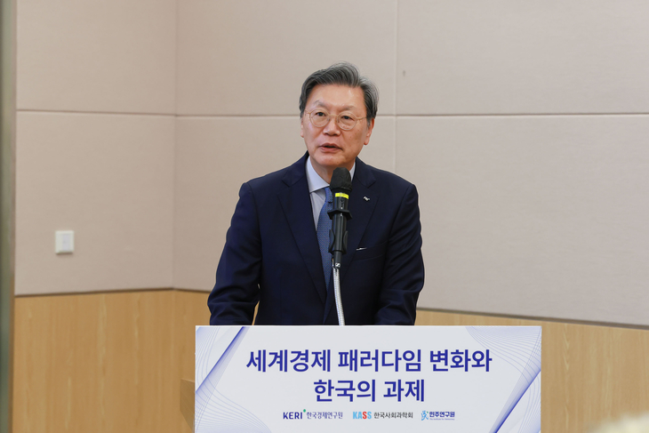 김창범 한국경제인협회 부회장이 18일 FKI타워 컨퍼런스센터에서 열린 '세계질서 패러다임 변화와 한국의 과제 세미나'에 참석해 인사말을 하고 있