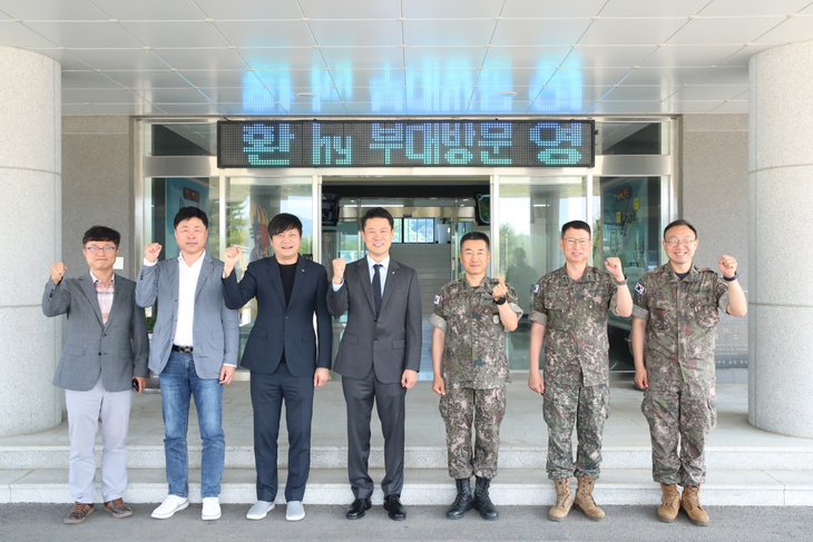 변경구 hy 대표이사가 육군 25사단을 방문, 사진촬영에 임하고 있다.