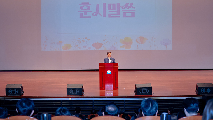 신상진 성남시장은 19일 시청 1층 온누리에서 열린 직원조회에 참석해 직원들을 격려하고 시민 중심의 시정 운영을 강조했다. 제공=성남시