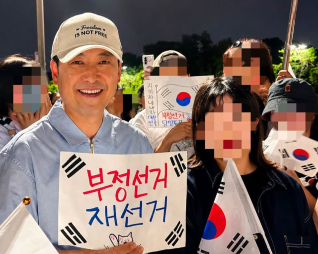 지난 13일 장동혁 국민의힘 대표가 '올림픽공원 시위'에 참석해 '부정선거 재선거'라 적힌 도화지를 들고 있다. 사진=스레드