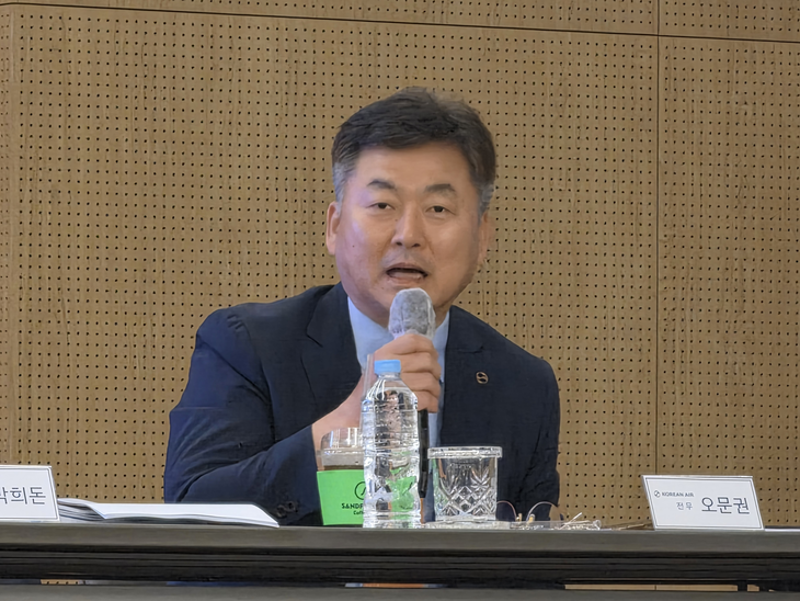 오문권 대한항공 재무본부장(전무)이 본지 질의에 답변하는 모습. 사진=박규빈 기자