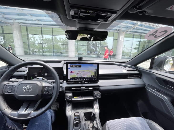 '올 뉴 RAV4' 12.3인치 디지털 계기판과 12.9인치 센터 디스플레이. 사진=박지성 기자