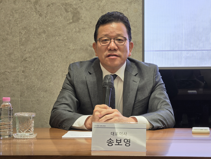 송보영 아시아나항공 대표이사가 본지 질의에 답변하는 모습. 사진=박규빈 기자